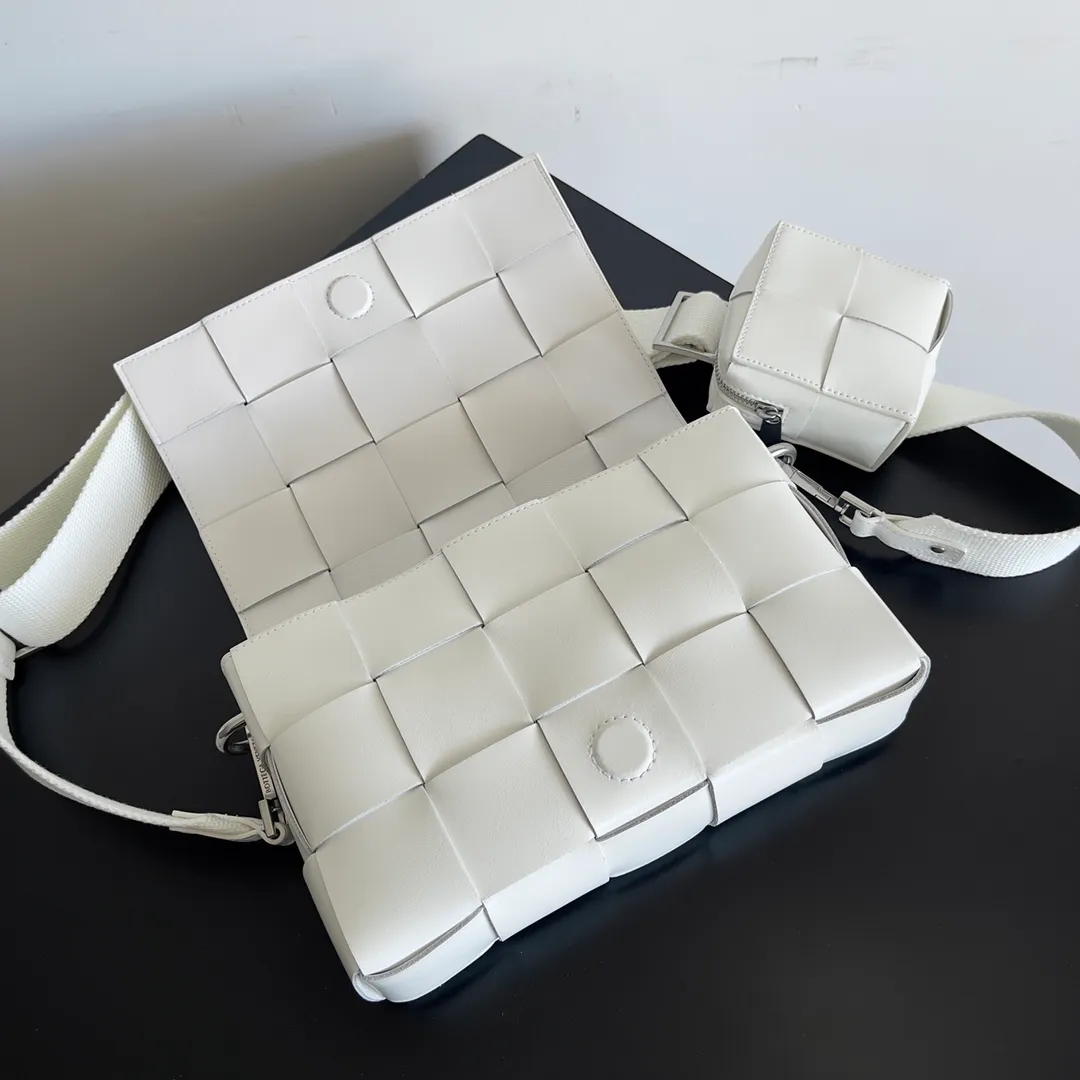Batch 2120 1bv two-in-one cassette bag has a more casual and casual cool. The leather is stiff and has a slight leather luster. Different colors are available. 🙈 The crossbody bag that handsome guys love to carry when going out is super handsome. It is fashionable and fashionable~ The capacity is very sufficient for daily commuting. The small bag can hold headphones. One bag is multi-purpose! ! Style number: 741777 Size: 26*16*6.5cm